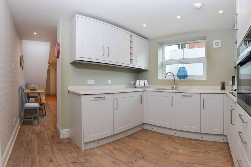Apartment West With Free Parking Whitby Exterior foto