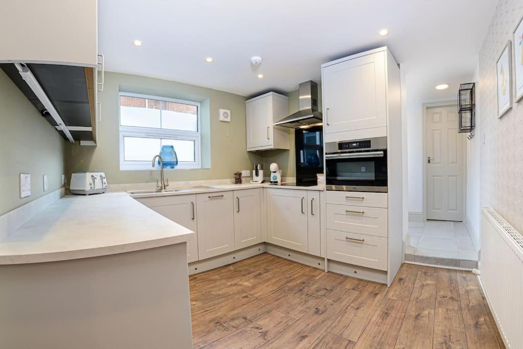 Apartment West With Free Parking Whitby Exterior foto