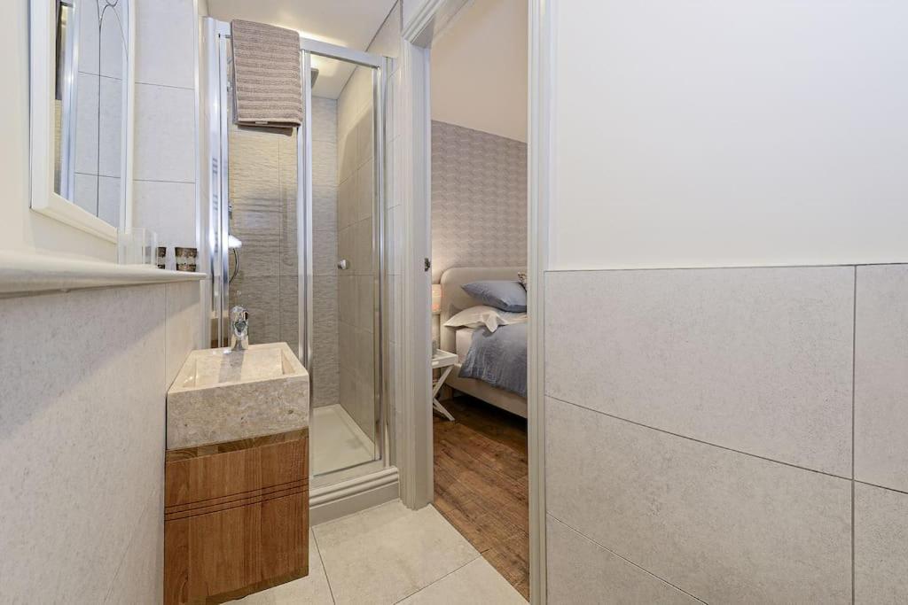 Apartment West With Free Parking Whitby Exterior foto